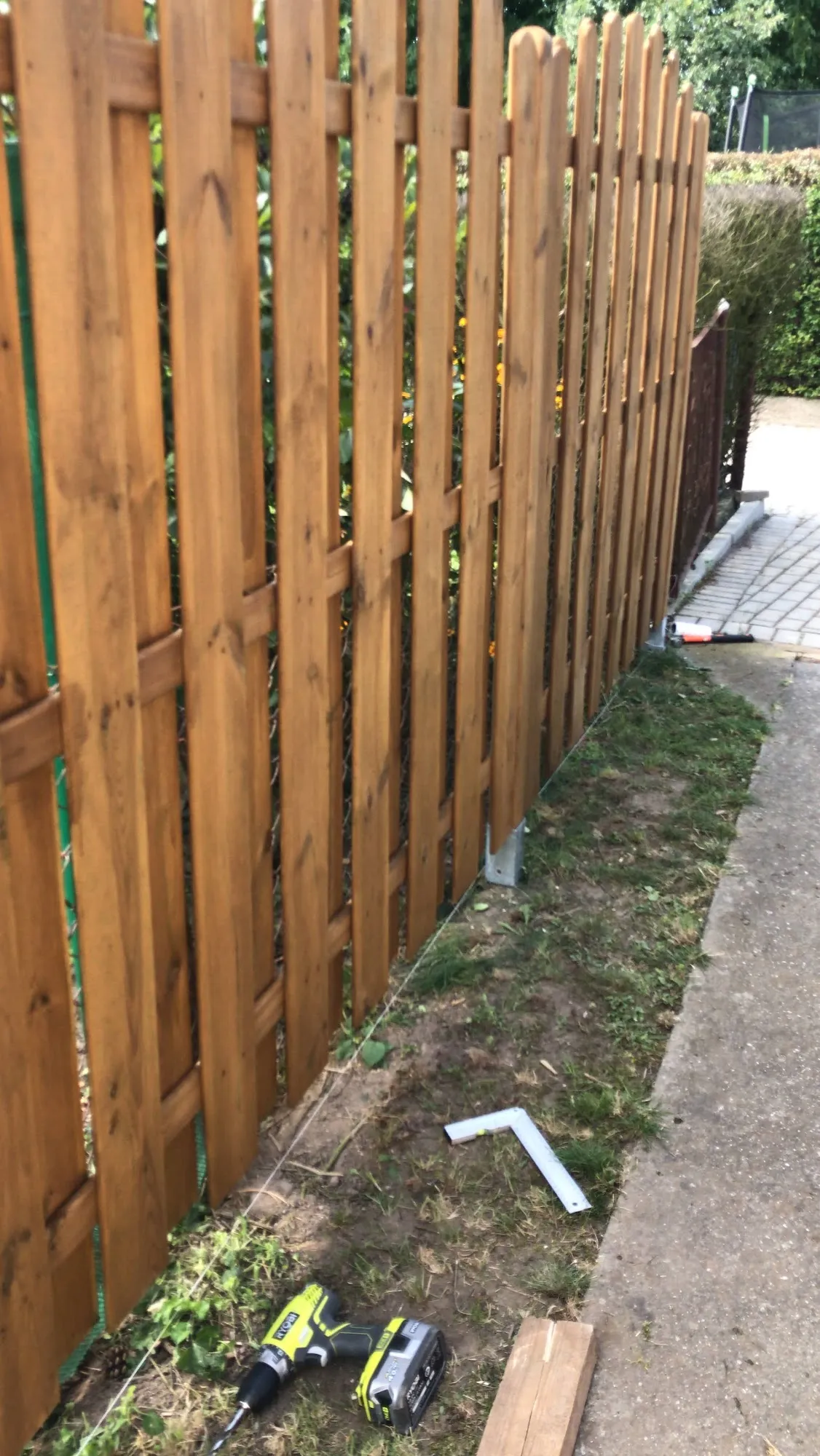 Holzzaun-Montage im Garten vor Ort