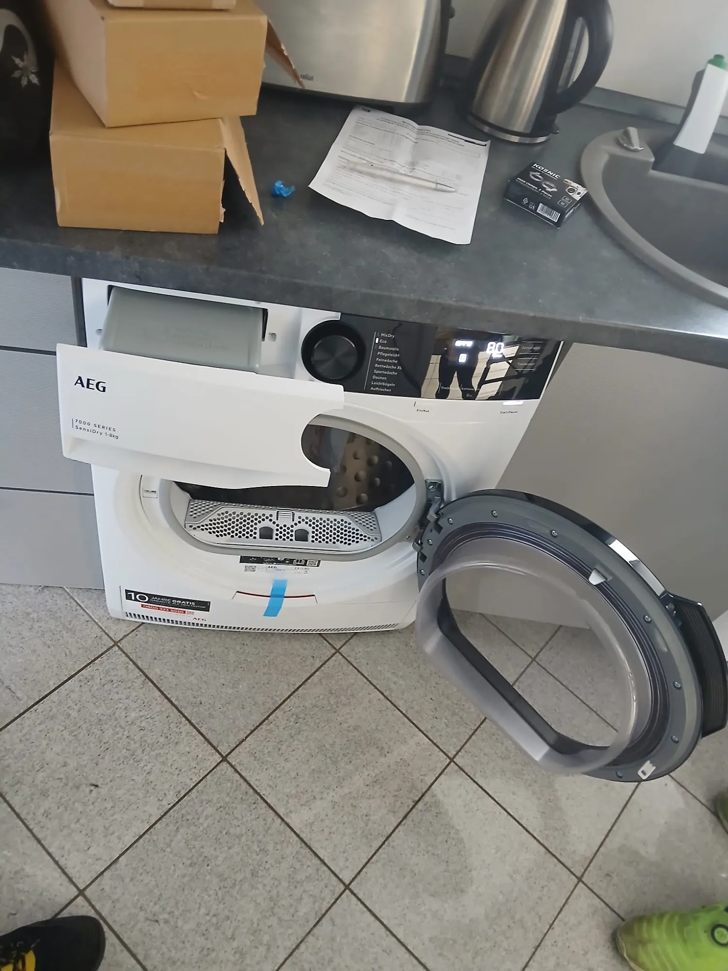 Neues Haushaltsgerät wird geliefert und ausgepackt